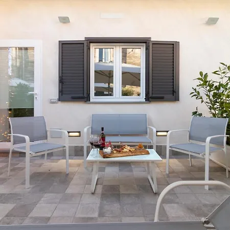 Elite House Parking Free Small Car Naples Exterior photo